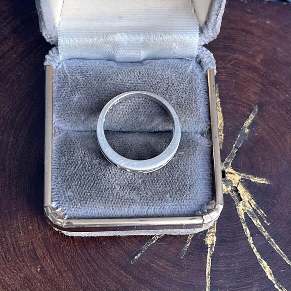 Vintage Cocktail Ring Size 7 1/4 With Cubic Zirconia and Sterling Silver - Picture 5 of 10